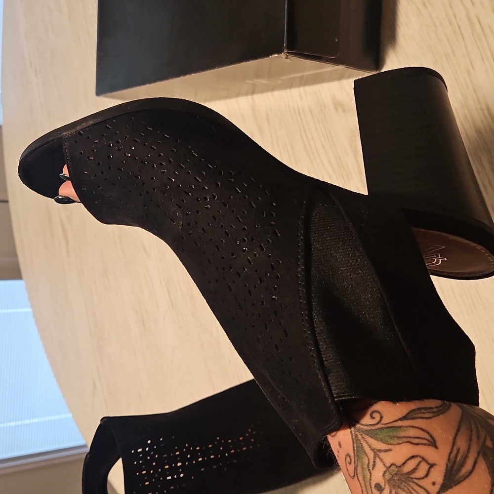 New Directions Black Peep-Toe Ankle Booties Sz 10 - Picture 3 of 6